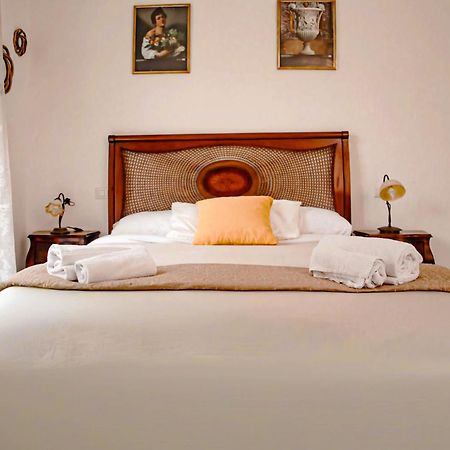 Hotel Napulitandream Duomo à Naples Extérieur photo